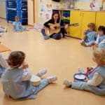 Niños en el aula con la maestra