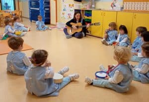 Niños en el aula con la maestra